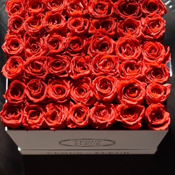 Venus ET Fleur Box of 36 Red Roses - Picture 5 of 6